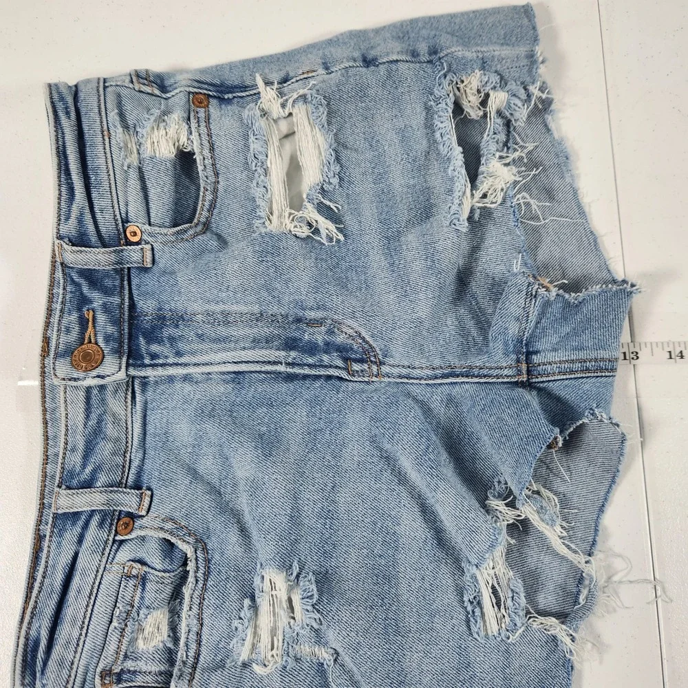 American Eagle Mom Jean Shorts Light Wash Distressed Ripped Denim‎ Womens Size 0